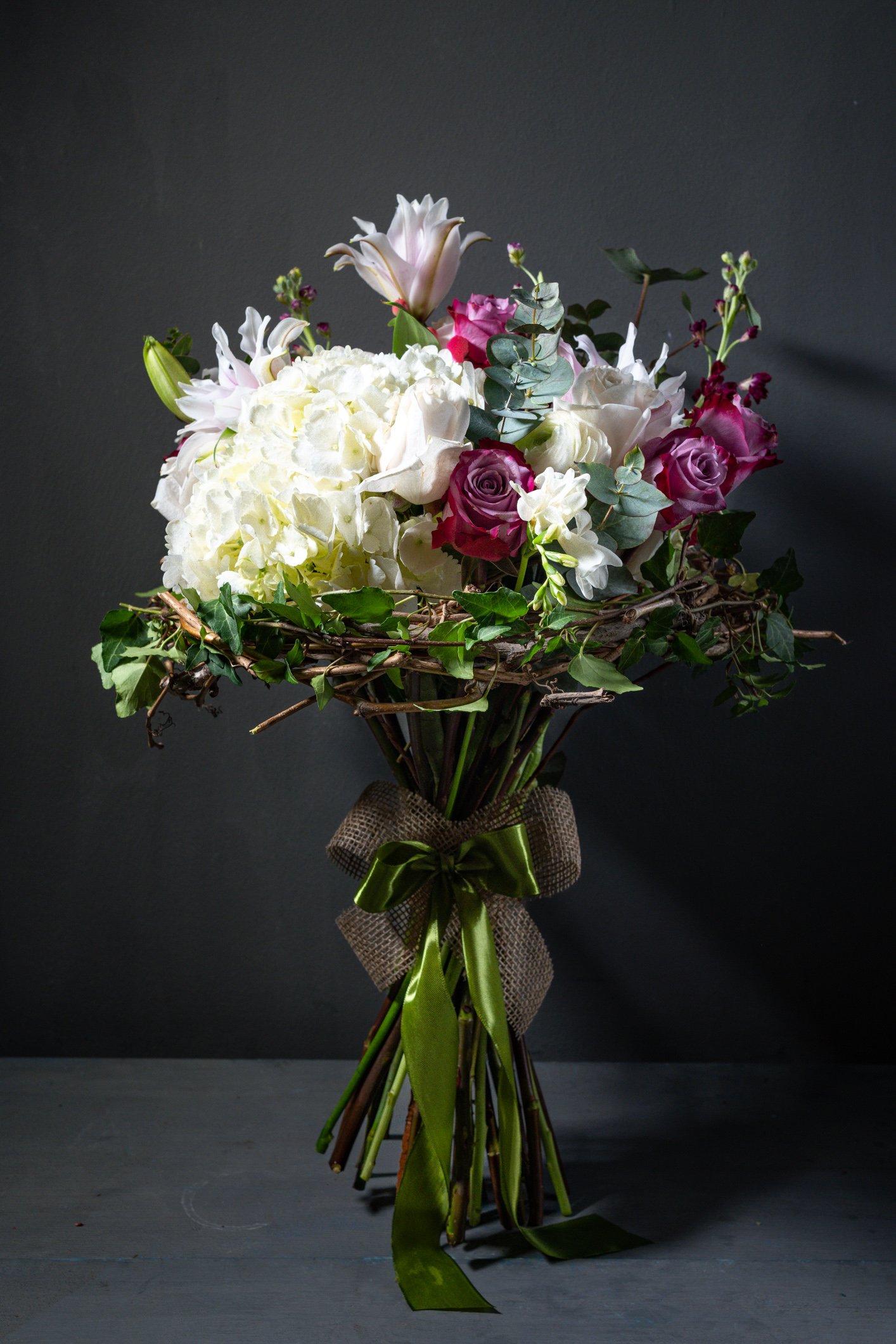 Buchet hortensie alba si crin